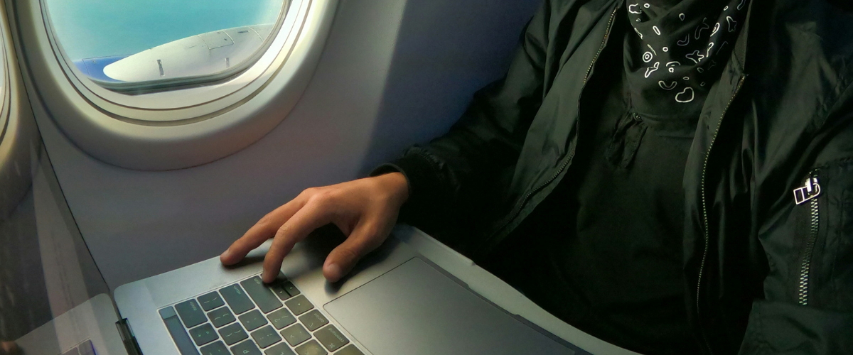 Peut-on Voyager avec un Ordinateur Portable en Avion ?
